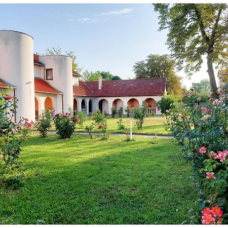 Hotel Gosztonyi *