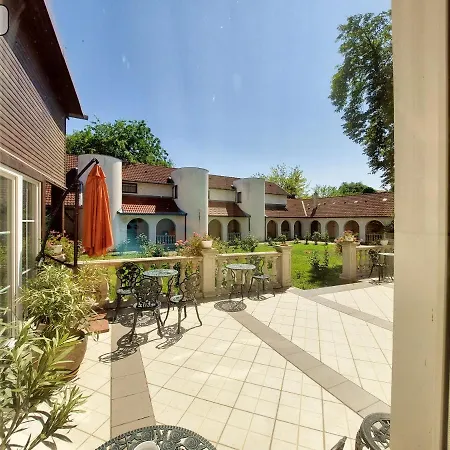 Hotel Gosztonyi *
